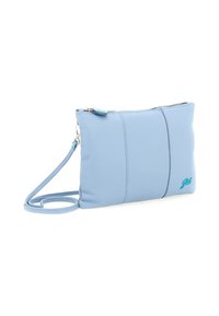 Clutch in pelle blu chiaro con chiusura a zip, tracolla removibile e piccolo logo turchese nell'angolo in basso a destra.
