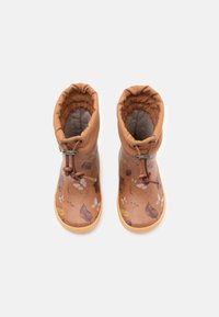 Botas impermeables marrones con un estampado de flores y hojas. Cuello acolchado suave y cordones ajustables. Suela de goma amarilla antideslizante.