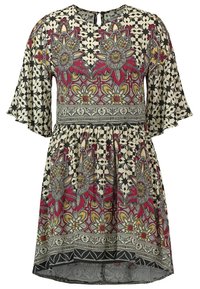 Robe à manches courtes avec des manches évasées, présentant des motifs floraux et géométriques complexes en noir, rouge, jaune et blanc.