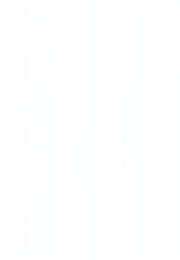 Tre donne stanno all'aperto in una giornata luminosa, sorridendo e tenendo cesti arancioni con del cibo, accanto a un veicolo bianco e un'area erbosa.