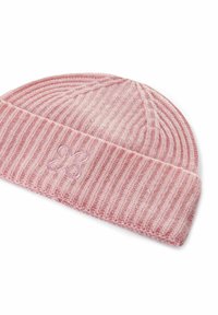 Roze gebreide beanie met verticale ribbels, voorzien van een omgeslagen rand en een klein geborduurd bloemenontwerp aan de voorkant.