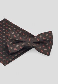 Czarny muszka o żebrowanej fakturze, z kwiatowym wzorem w kolorze czerwonym i beżowym, w komplecie z dopasowaną poszetką.