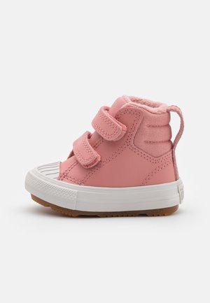 Zapato alto de piel rosa con forro de felpa, doble tira de Velcro, suela de goma y detalle de cap toe texturizado.