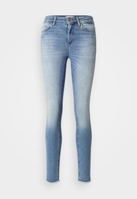 Jeans ajustados en denim azul claro, con un efecto desgastado, cinco bolsillos y un dobladillo sin acabar en los tobillos. Textura suave y diseño clásico.