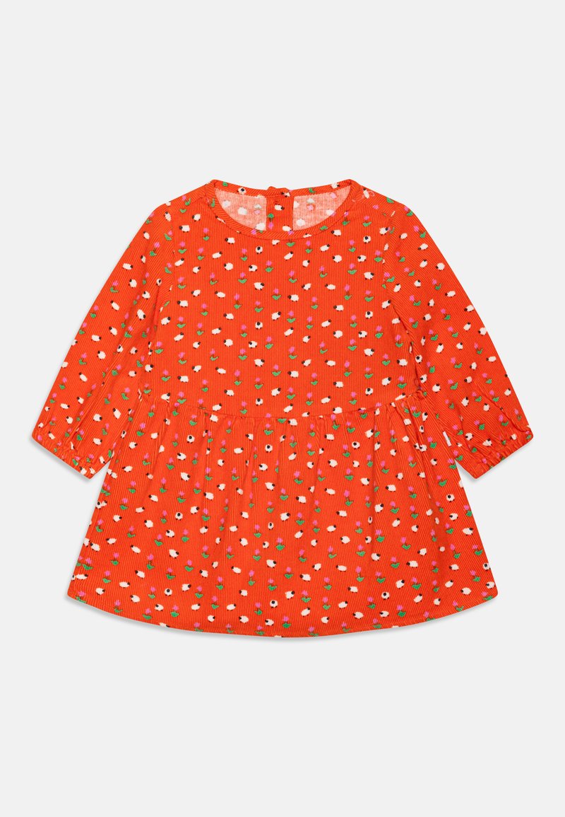 Röd blommig klänning med långa ärmar, rund halsringning och rynkad midja. Har vita och rosa blommönster med gröna accenter. Knappar i ryggen.