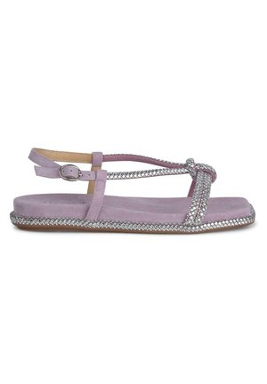 Sandale en suède violet avec des lanières entrecroisées, accent en métal argenté tressé autour de la semelle et fermeture à boucle ajustable.