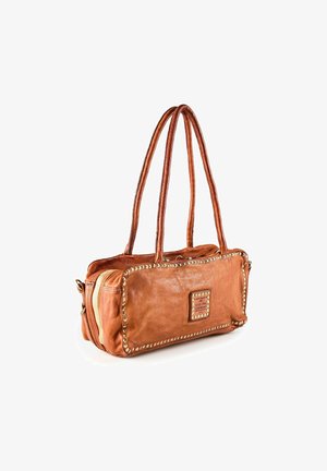 Braune Lederhandtasche mit zwei langen Griffen. Verziert mit goldfarbenen Nieten entlang der Kanten und einem Reißverschluss. Rechteckige Form, glatte Oberfläche.