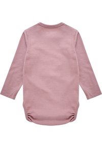 Lange mouw babyromper van zacht roze katoen. Heeft een ronde halslijn en een geplooid detail aan de onderkant voor gemakkelijk verschonen.