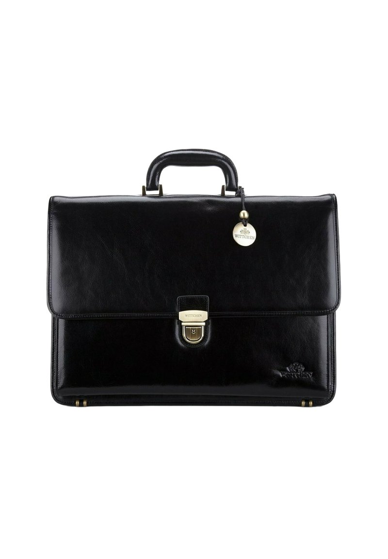 Czarna skórzana teczka o gładkim wykończeniu, wyposażona w górne uchwyty, metalowy zatrzask oraz złotą plakietkę z logo. Prostokątny kształt i usztywniona konstrukcja.