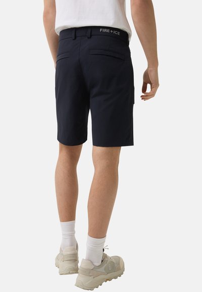 Marineblaue Shorts mit glattem Material, ausgestattet mit einem Rückenbund-Label "FIRE+ICE" und zwei Gesäßtaschen; kombiniert mit weißen Socken und hellen Sneakern.