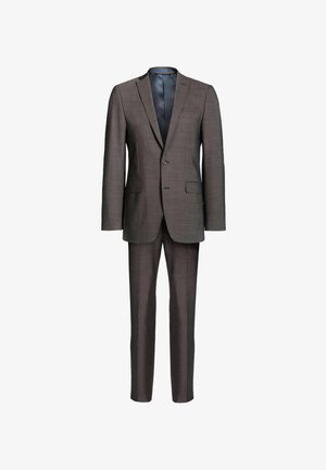 Grijze op maat gemaakte pak met een notch revers, sluiting met één knoop en rechte broekspijpen. Gelaagd weefsel met een subtiel patroon en een gladde voering.
