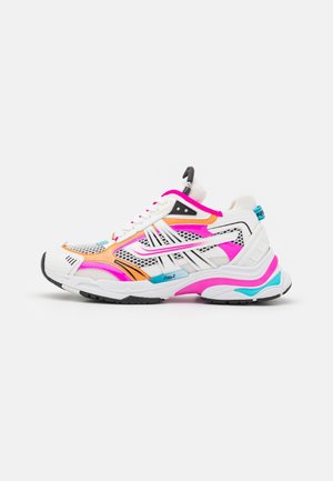 Weißer Sportschuh mit pinken, orangen, blauen und schwarzen Akzenten, Mesh-Einsätzen und einer dicken Sohle, seitlich auf weißem Hintergrund gezeigt.