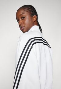 adidas Sportswear FUTURE ICONS THREE STRIPES QUARTER ZIP - Ikdienas džemperis - white
