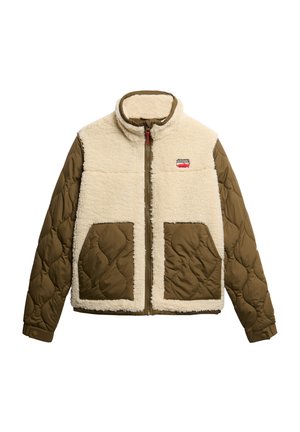 Beżowa polarowa kurtka z pikowanymi oliwkowo-zielonymi rękawami i kieszeniami, z zamkiem z przodu oraz małym czerwono-białym logo Superdry na piersi.
