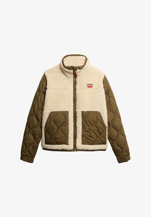 Veste en polaire beige avec des manches et des poches matelassées vert olive, fermeture éclair à l'avant et petit logo Superdry rouge et blanc sur la poitrine.