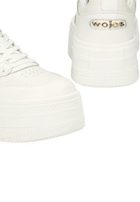 Sneaker platform bianche in pelle testurizzata, con punta perforata, lacci piatti e dettagli in oro sul tacco. Presentano una suola in gomma spessa.