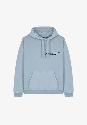 Sweatshirt cu glugă de culoare albastru deschis, având un buzunar frontal și text negru "urmărește-ți inima" cu un design de săgeată. Fabricat dintr-un material moale, texturat.