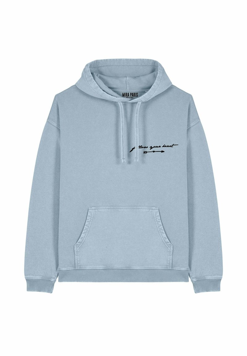 Svijetloplavi dukserica s kapuljačom i prednjim džepom, s crnim natpisom "prati svoje srce" uz dizajn strelice. Izrađena od mekog, teksturiranog materijala.