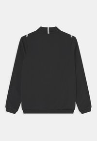 Zwarte jas met een hoge kraag, lange mouwen, twee reflecterende strepen op de schouders en elastische manchetten. Gladde textuur, minimalistisch ontwerp.