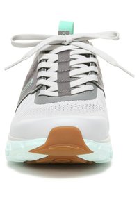 Sneaker mit grauem Mesh-Obermaterial, weißer Zwischensohle und teal-farbenen Akzenten. Verfügt über flache Schnürsenkel, Gummilaufsohle und eine rechteckige Fersenschlaufe.