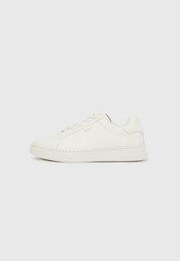 Pantofi sport din piele albă cu accente verde deschis, vârf rotunjit, talpă plată din cauciuc și logo subtil embossat pe lateral.