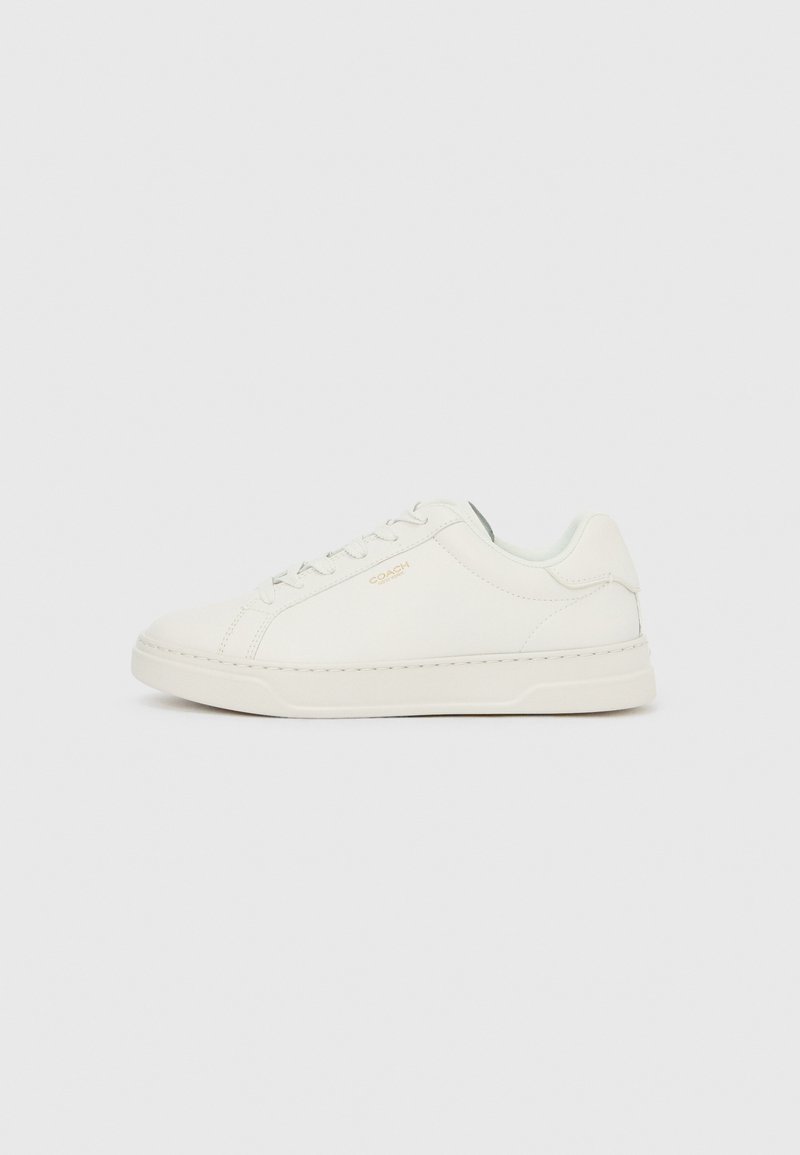 Sneaker in pelle bianca con dettagli verde chiaro, punta arrotondata, suola piatta in gomma e marchio discreto impresso sul lato.