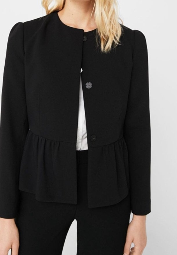 Zwarte op maat gemaakte blazer met een ronde halslijn, lange mouwen en een peplumzoom. Voorzien van twee knopen aan de voorkant en een gladde, gestructureerde stof.