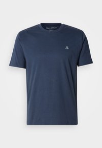 Granatowy bawełniany t-shirt z okrągłym dekoltem i krótkimi rękawami, z małym białym logo "MOP" na lewej piersi. Gładka faktura.