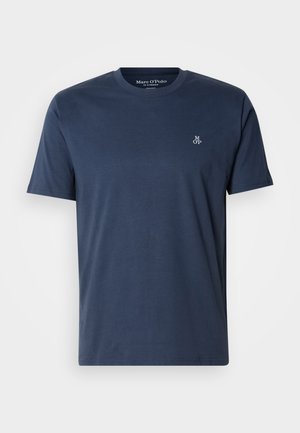 Tengerészkék pamutpóló kerek nyakkivágással és rövid ujjakkal, bal oldalon a mellkason egy kis fehér "MOP" logóval. Simára tapintású anyag.