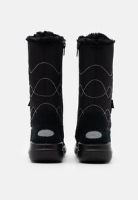 Svarta vattentäta stövlar med hög design, mjukt pälsfoder, kontrasterande sömnad och en slitstark gummisula med varumärke på hälen.