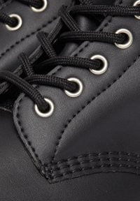 Dr. Martens 8 EYE GENIX - Stivaletti stringati - black
