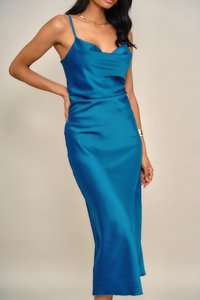 Satiinist tirkisroheline kleit õhukeste rihmadega, kõvera kaelusega ja keha järgiva lõikega, mis alt laieneb; sile tekstuur ja kerge läige.