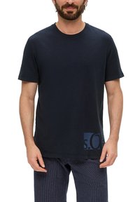 Navyblauwe katoenen t-shirt met korte mouwen, een ronde halslijn en een ontwerp in de linkerbenedenhoek met de letters "s.O." in een lichtere tint.