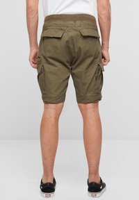 Alyvuogių žalia medvilninio mišinio kargo šortai su šoninėmis kišenėmis, užpakalinėmis kišenėmis su skląsčiais ir ribuotu liemeniu.