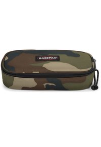 Estuche de lápices de camuflaje con forma rectangular, hecho de una tela duradera. Presenta una cremallera negra y el logo de Eastpak en la parte delantera.