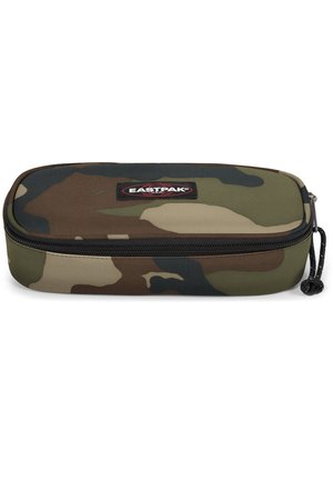 Estuche de lápices de camuflaje con forma rectangular, hecho de una tela duradera. Presenta una cremallera negra y el logo de Eastpak en la parte delantera.