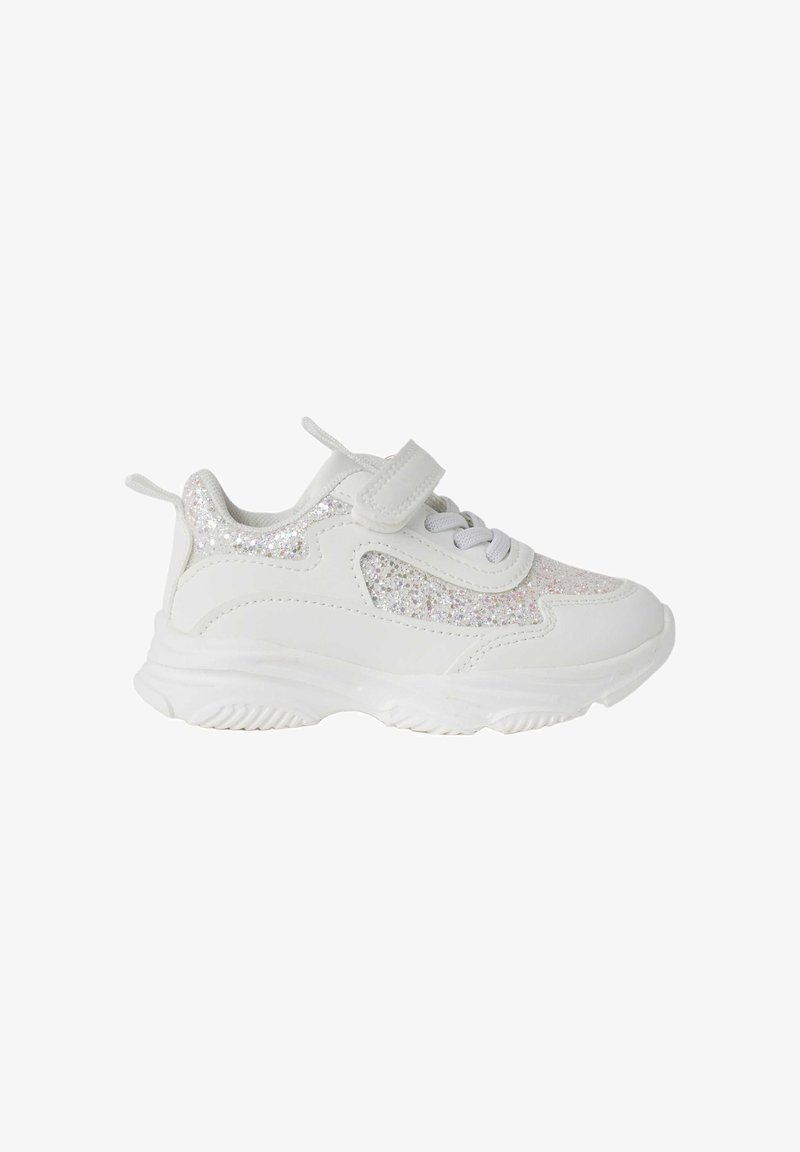 Baskets blanches pour enfants avec des accents pailletés, des lacets élastiques et une bride à velcro sur une semelle épaisse.