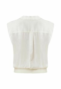 Blusa senza maniche color crema con piega sul retro, scollatura rotonda e orlo elastico. Texture liscia, design minimale, lucentezza sottile.