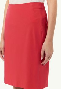 Roter Bleistiftrock aus glattem Stoff; verfügt über ein enganliegendes Design mit einer klaren Silhouette und Seitennähten.