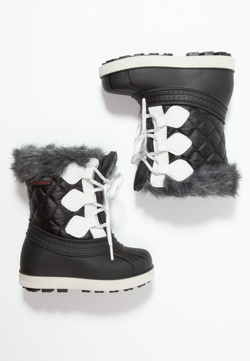 Une paire de bottes d'hiver noires matelassées avec des lacets blancs, des semelles en caoutchouc épaisses et une bordure en fausse fourrure grise autour de la cheville.