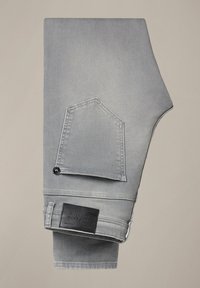 Szare dżinsy z denimu z sześciokątną tylną kieszenią, zapięciem na guzik, skórzaną naszywką na pasku i prostym krojem nogawki.