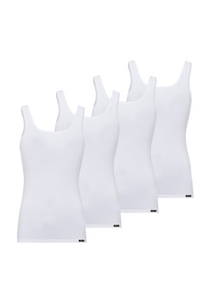 Neljä valkoista, pehmeästä puuvillasta valmistettua toppia, joissa on istuva muotoilu, leveät olkaimet ja pieni logotarra helmassa.