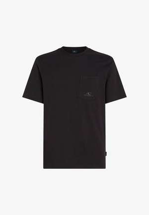 Schwarzes Baumwoll-T-Shirt mit kurzen Ärmeln, rundem Halsausschnitt, einer Brusttasche und Logo-Stickerei in einer kontrastierenden Farbe über der Tasche.