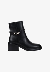 Seleccionado, black