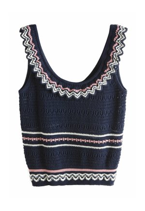 Top débardeur en crochet bleu marine avec bordure en zigzag rose et blanche autour de l'encolure et de l'ourlet, et rayures horizontales sur le corps.