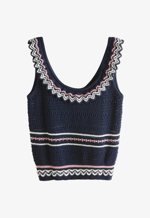 Top débardeur en crochet bleu marine avec bordure en zigzag rose et blanche autour de l'encolure et de l'ourlet, et rayures horizontales sur le corps.