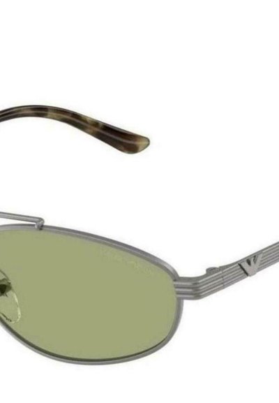 Lunettes de soleil métalliques argentées avec des verres teintés en vert. Les branches présentent un design rayé avec un logo en accent. Forme légère et angulaire.