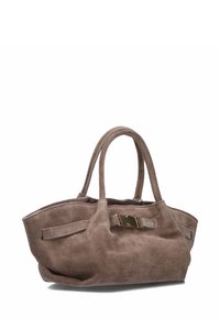 Suède tote tas in zacht bruin, met twee handvatten, een vlakke bodem en een gouden hardwareaccent. Glad textuur met minimale detailing.