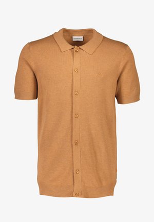 Brązowa koszulka polo z krótkim rękawem, wykonana z dzianiny. Posiada kołnierzyk, zapięcie na guziki z przodu oraz ściągacze na dolnej krawędzi i rękawach. Mały detal z logo.