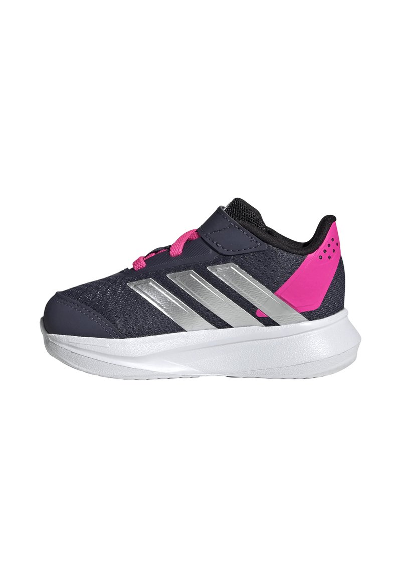 Zapatillas con una parte superior de textil en color navy, rayas plateadas, acentos en color rosa y forro negro. Presentan una correa de Velcro y una suela texturizada.